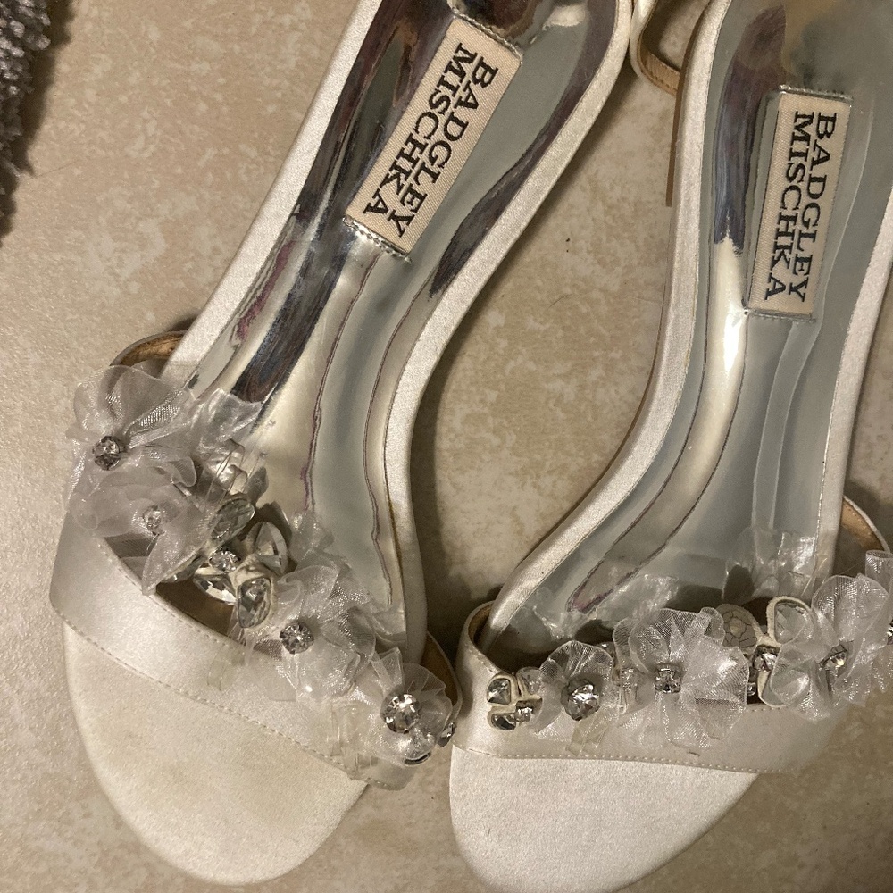 Badgley Mischka Candace Floral Embellished Satin White Flats Size 6